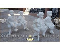 Statuete copii pe băncuță, alb marmorat, model S24.