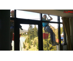 Spălare suprafețe vitrate cu alpiniști utilitari Cluj-Napoca