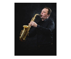 Saxofonist cu formatie ofer cantari