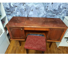 Vând masă de machiaj, din lemn masiv, cu oglindă